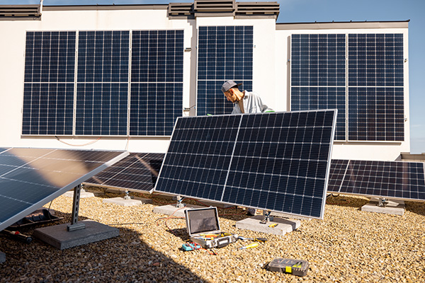 Zonnepanelen installateur RESCERT installateur gescertificeerd zonne-energie thuisbatterijen batterij solar batterij zonnepanelen installeren zonnepanelen plaatsen